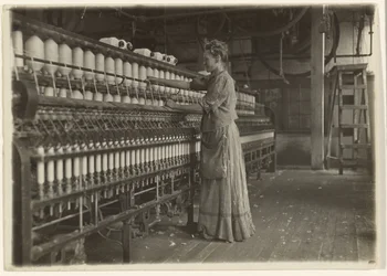 I en gammeldags tekstilfabrikk (spinnemaskin).