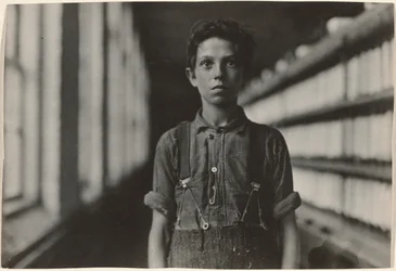 Jo Bodeon, en «ryggtaubruker» i muldyrrommet. Chase Cotton Mill, Burlington, Vermont