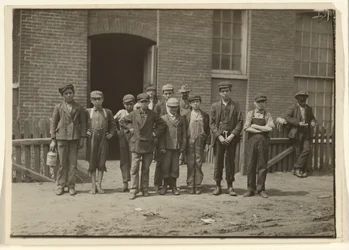 [Møllearbeidere utenfor Mill, Massachusetts]