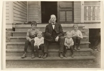 [Mr. Smith, tilsynsmann ved Wylie Mill, med fire barn, Chester, South Carolina]