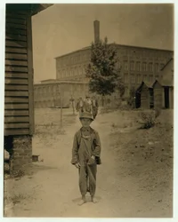 12 år gamle Eddie Norton, tjener omtrent 40 cent per dag som feier ved Saxon Mill, Spartanburg, North Carolina, 1912