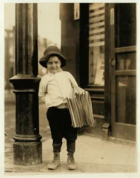 6 år gammel avisgutt, kjent som Little Fattie og bare 3 fot 4 ins høy, har jobbet i et år i St. Louis, Missouri, 1910