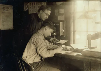 En 15 år gammel kontorgutt som jobber på New York, New Haven and Hartford Railroad-kontoret i Boston, Massachusetts