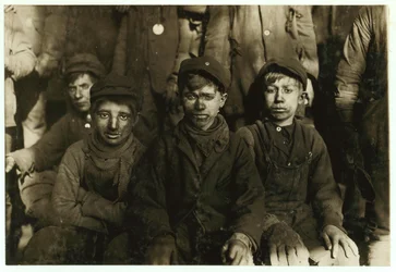 Breaker-gutter (som sorterer kull for hånd) ved Hughestown Borough Coal Co. Pittston, Pennsylvania, 1911