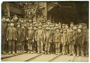 Gutter som sorterer kull for hånd ved Ewen Breaker i Pennsylvania Coal Co., South Pittston, Pennsylvania, 1911