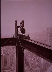 Empire State Building under bygging, viser en arbeider som tar en pause