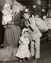 Italiensk familie søker etter mistet bagasje, Ellis Island