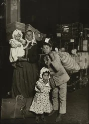Italiensk familie søker etter mistet bagasje, Ellis Island