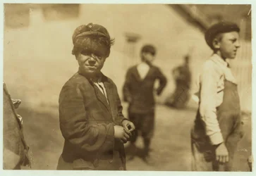 Joe (Jose) Mello, 8 eller 9 år, jobber som feiemaskin i New Bedford, Massachusetts, 1911.