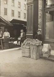 Lena Lochiavo, 11 år gammel, kurv- og kringleselger, på Sixth Street-markedet foran salongens inngang, Cincinnati, Ohio, august 1908 (gelatinsølvtrykk)