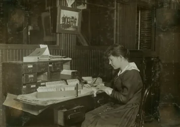 Malvina Amundsen, en 15 år gammel kontorjente hos Eastern Talking Machine Co. på Tremont Street 177 i Boston, Massachusetts