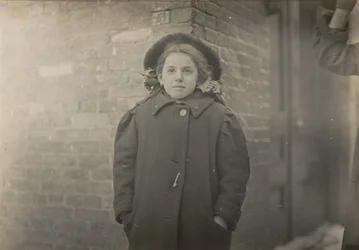 Mery Horn, en pukkeltilstand forverret av den tunge lasten med papirer hun bar. Hartford, Connecticut, mars 1909