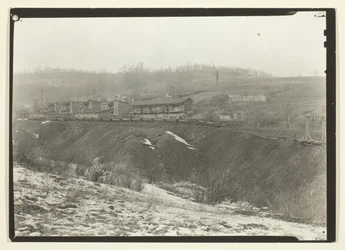 Rekke med ungkarshytter ved Scott#39;s Run, West Virginia Mines