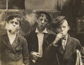 Tre unge avisselgere som røyker, Saint Louis, Missouri, USA, 1910