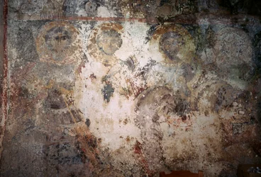 Skadet freskomaleri med helgener, kirken Metamorphosis Sotiros, Voutas, Kreta, Hellas (bilde)