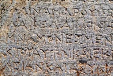 Inskripsjon på den polygonale veggen, det arkeologiske stedet i Delphi (UNESCOs verdensarvliste