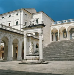 Italia, Lazio-regionen, Frosinone-provinsen, Cassino, Monte Cassino Abbey, hovedtrapp og brønn