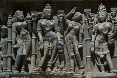 Relieff som viser kvinnelige figurer, Adishvara-tempelet, Vimalavasi Tuk, tempelkomplekset på Shatrunjaya-høyden, Palitana, Gujarat, India