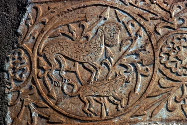 Steinrelieff som viser fantastiske dyr, kirken til Jomfruens Dormition (Panagia Skripou), Orchomenus, Boeotia, Hellas, 900-tallet (bilde)