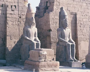 Temple of Luxor, pylon av Ramses II, to kolossale statuer av kongen
