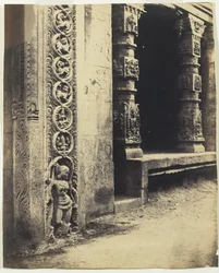 Madura: Pillars in the Recessed Portico i Royal Gopurum med bunnen av en av de fire skulpturerte monolittene