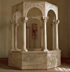 Arkeologi i middelalderen (middelalderen). Barbarkunst fra Lombardia: dåpskilde (baptistere) til patriark Callisto i åttekantet form sammensatt av en bue ved side og korintiske søyler. Arkitektur 730-740. Lombard kunst, 800-tallet. Kalkstein. Han