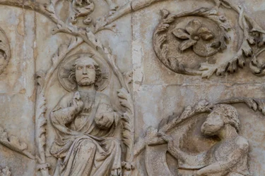 Jesse-tre og messianske profetier, detaljer, Stories of Genesis, basrelieffer av Lorenzo Maitani (før 1275-1330), andre søyle, fasade til Orvieto-katedralen, Umbria, Italia