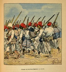 The War in Madagascar-Anecdotal History of the French Expeditions of 1885-1895 av Henri Galli dit Galllichet (1854-1922), illustrert av Louis Bombled (1862-1927): Column of Haoussas Tirailleurs marsjerende i 1895, privat samling