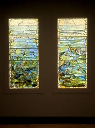 Vindu med sjøstjerne ("Vår") og Vindu med sjøanemone ("Sommer"), ca. 1885-1895 (glass, bly, jern og treramme (original))
