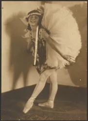[Ballerina med hodepryd]