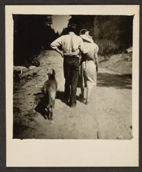 Par på tur med hund