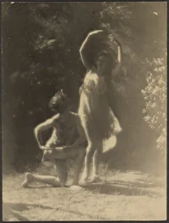 [Dansere i hagen]