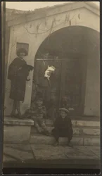 [Familie foran Fleckenstein Studio i Long Beach]