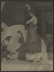 [Kvinnelig danser foran huset]