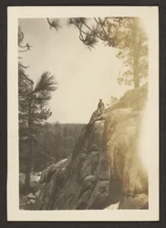 [Figur på klippefylte klippe]
