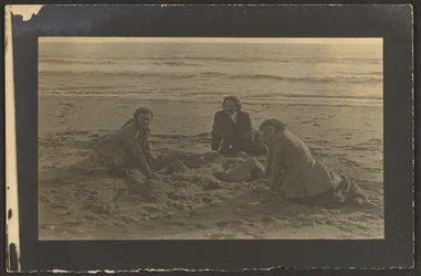 [Figurer sittende på stranden]