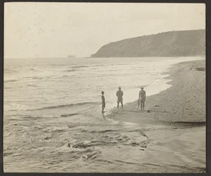 [Figurer på stranden]