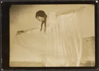 [Florence danser i indiansk kostyme]