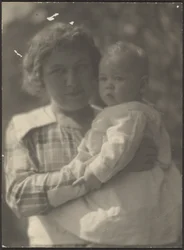 [Florence holder en baby]