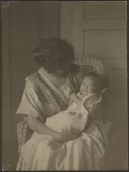 [Florence holder baby i gyngestol]
