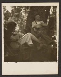 [Florence og ektemann i skogen]