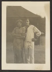 [Florence og ung mann i marineuniform]