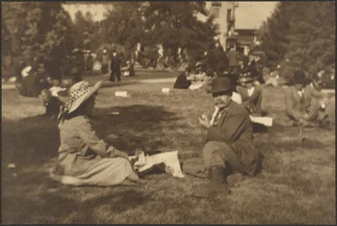 [Scene i en park, muligens et selvportrett]