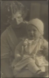[Portrett av mor som holder babyen i fanget]