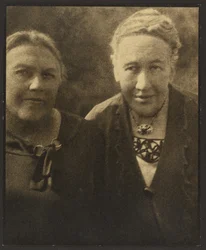 [Portrett av to kvinner før billedvev]