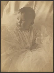 [Portrett av en baby omgitt av tyll]
