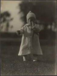 [Portrett av en baby i frakk]