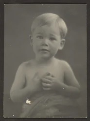 Portrett av en liten gutt i drapert stoff
