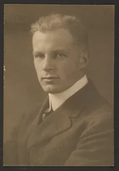 [Portrett av en mann med crew cut]