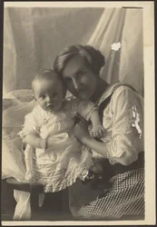 [Portrett av en mor i rutete kjole og et barn]